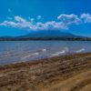 【湖岸の流木】山梨県南都留郡山中湖村山中　逆さ富士が見える湖岸にちらばる小枝流木